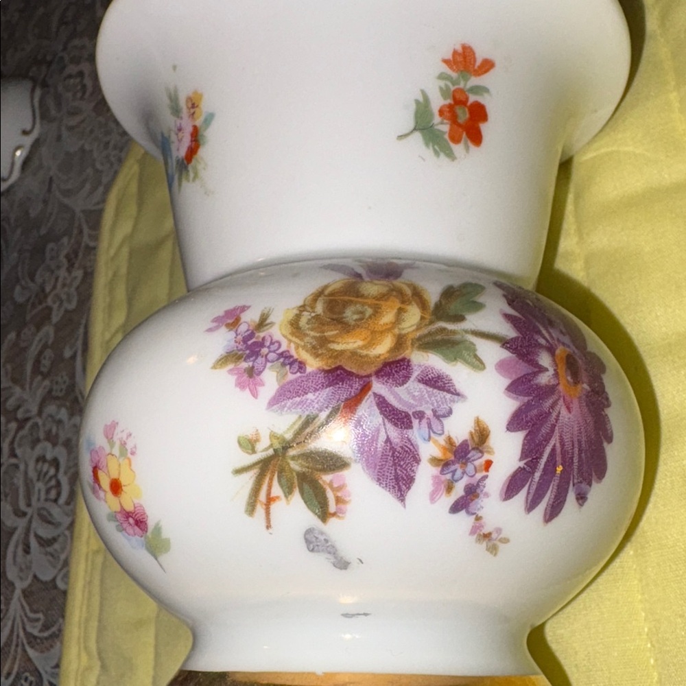 GOLD CASTLE, Japan floral vase, some wear on gold on top, lovely flowers $15